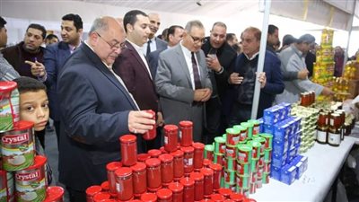 محافظ كفر الشيخ يتفقد التشغيل التجريبى لمعرض السلع الأساسية المخفضة.. فيديو 