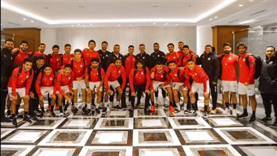 لاعبو منتخب مصر والجهاز الفني يدعمون كوكا قبل مغادرة معسكر أمم أفريقيا بسبب الإصابة.. صور