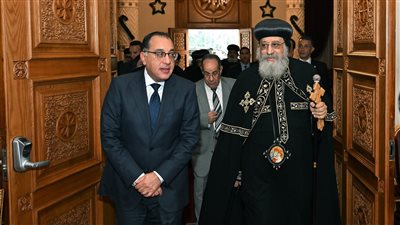 رئيس الوزراء يهنئ البابا تواضروس الثاني بعيد الميلاد المجيد.. صور