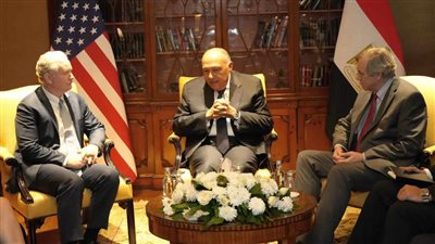 وزير الخارجية يستقبل عضوين بمجلس الشيوخ الأمريكي