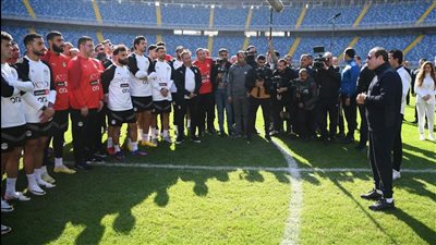 الرئيس السيسي يطمئن على المنتخب ويطالبه ببذل أقصى الجهد لإسعاد الجماهير