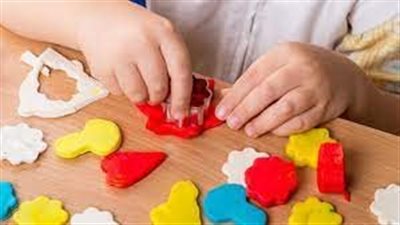 4 خطوات لإزالة بقع الصلصال من الملابس والمفروشات