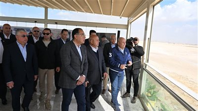رئيس الوزراء يبدأ جولة تفقدية بعدد من المشروعات بالمنطقة الاقتصادية لقناة السويس