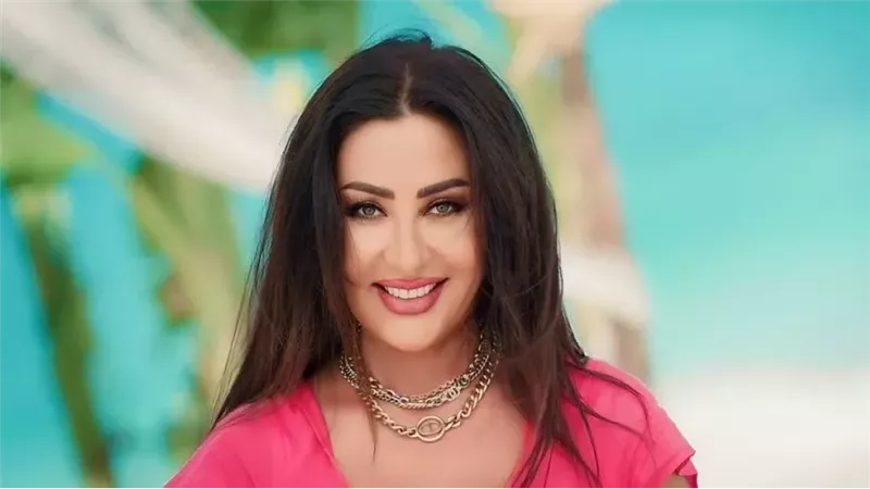 الفنانة لطيفة