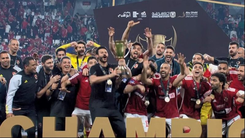 لاعبي الأهلي بكأس