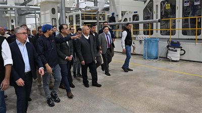 رئيس الوزراء يزور شركة 