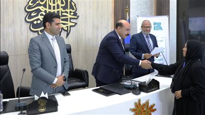 محافظ أسوان يُسلم عقود الوحدات السكنية للمتضررين من السيول