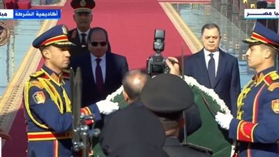 الرئيس السيسي يضع إكليلًا من الزهور على النصب التذكارى بأكاديمية الشرطة