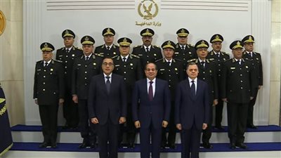 الرئيس السيسي يشارك أعضاء المجلس الأعلى للشرطة في صورة تذكارية