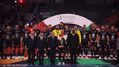 رئيس الوزراء يسلم المنتخب المصرى كأس البطولة الأفريقية لكرة اليد.. صور