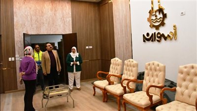 محافظ أسوان يتفقد أعمال التطوير بقاعة مؤتمرات عروس النيل الدولية