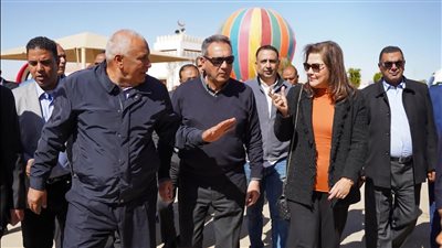 وزيرة التخطيط ومحافظ الوادي الجديد يفتتحان المرحلة الأولى من مشروع الجذب السكاني