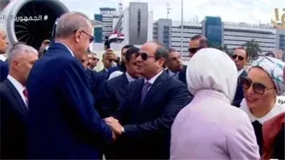 الرئيس السيسي يستقبل نظيره التركى أردوغان لدى وصوله مطار القاهرة