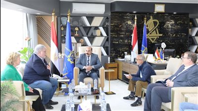 محافظ أسوان يلتقى أعضاء مجموعة الصداقة البرلمانية الألمانية
