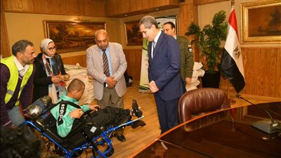 محافظ الغربية يستجيب لمطالب 33 مواطنًا ويسلم مساعدات مالية