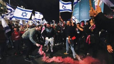 آلاف الإسرائيليين يغلقون شارع وزارة الدفاع للمطالبة بإنهاء الحرب