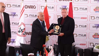 حسين لبيب يقدم درع بإسم الراحل العامري فاروق للكابتن محمود الخطيب