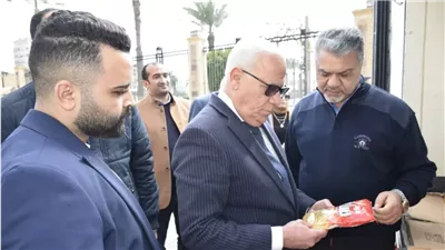 محافظ بورسعيد يتفقد المنافذ المتنقلة لمبادرة 