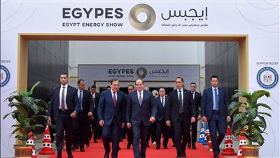 الرئيس السيسي يتفقد المعرض المقام على هامش مؤتمر مصر الدولى السابع للطاقة