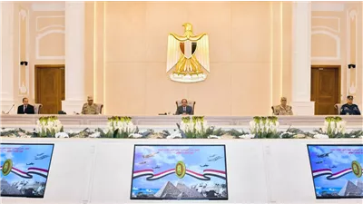 الرئيس السيسي يستعرض مع قادة القوات المسلحة المستجدات الراهنة وتداعياتها على الأمن القومى