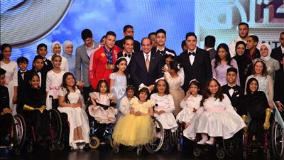 الرئيس السيسي يلتقط صورة تذكارية مع أبطال 