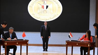 رئيس الوزراء يشهد توقيع شهادة التسليم والتسلُم الخاصة بمشروع مركز تجميع وتكامل واختبار الأقمار الصناعية