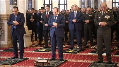 الرئيس السيسي يؤدى صلاة الجمعة بمسجد المشير طنطاوى بمناسبة يوم الشهيد