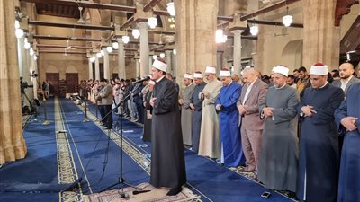 آلاف المصلين من كل قارات العالم يؤدون صلاة التراويح بالجامع الأزهر.. صور