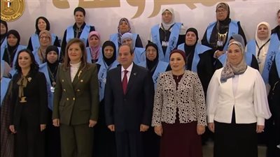 الرئيس السيسي والسيدة قرينته يتوسطان المكرمات باحتفالية يوم المرأة