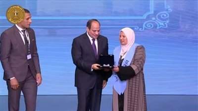 الرئيس السيسي يكرم الأمهات المثاليات في يوم المرأة المصرية