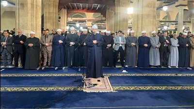 آلاف المصلين يؤدون التراويح في الجامع الأزهر.. صور
