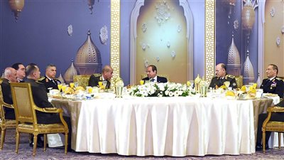 الرئيس السيسي يشهد حفل سحور بالقوات المسلحة.. فيديو