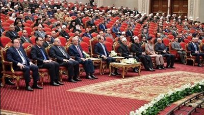 الرئيس السيسي يشاهد فيلمًا تسجيليًا عن جهود الدولة في بناء وتطوير المساجد