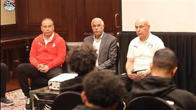 حسام حسن يستقبل لاعبي المنتخب ويجتمع معهم في حضور رئيس اتحاد الكرة