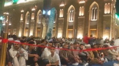 توافد المواطنين على مسجد الإمام الحسين لأداء صلاة عيد الفطر المبارك