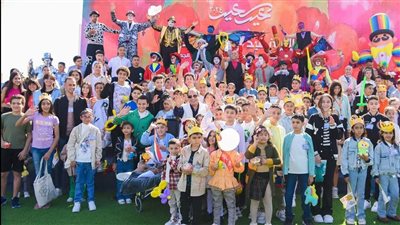 الرئيس السيسي يتوسط صورة تذكارية مع أبناء الشهداء ضمن حفل عيد الفطر