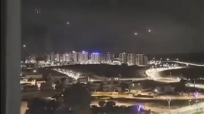 لقطات لإسقاط الدفاع الجوى الإسرائيلى لصواريخ ومسيرات في سماء تل أبيب.. فيديو