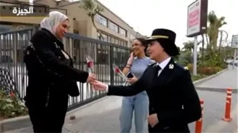 جانب من توزيع الهدايا