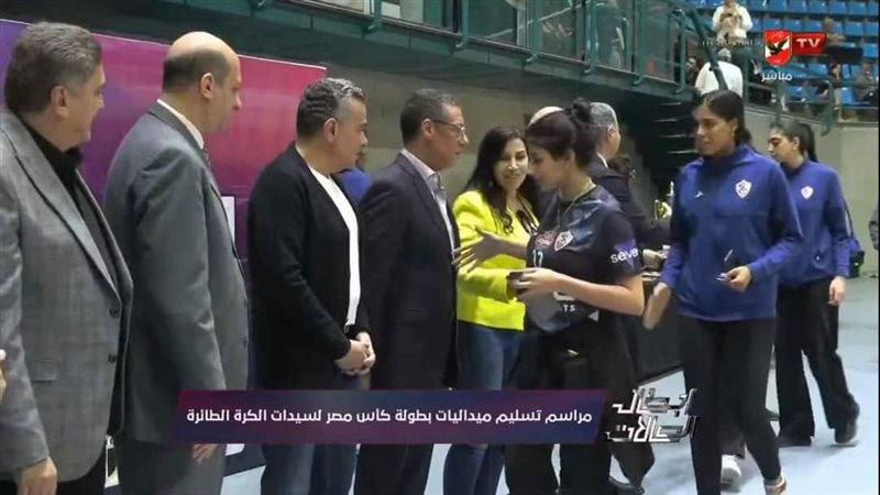 أثناء تسليم الميداليات