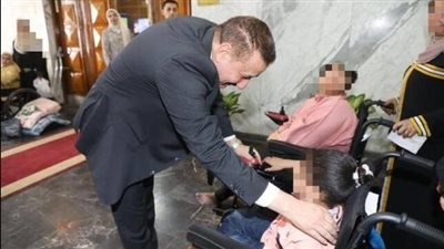 محافظ المنوفية يسلم كراسى متحركة ومساعدات عينية لذوى الهمم