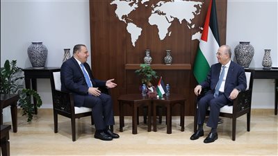رئيس الوزراء الفلسطيني يبحث مع السفير الأردني تنسيق الجهد الإغاثي في غزة 