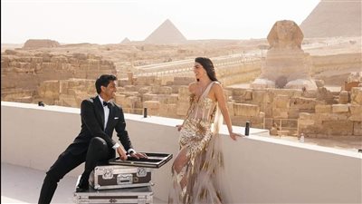 ملياردير أمريكي يُقيم حفل زفافه أمام الأهرامات.. صور