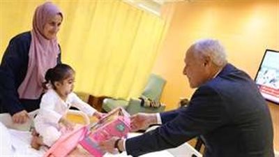 أبو الغيط يزور أطفال جرحى من غزة فى مستشفى سدرة بالدوحة