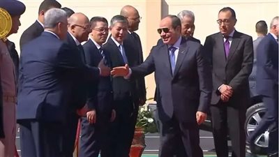 الرئيس السيسي يصل مقر احتفالية عيد العمال بالعاشر من رمضان