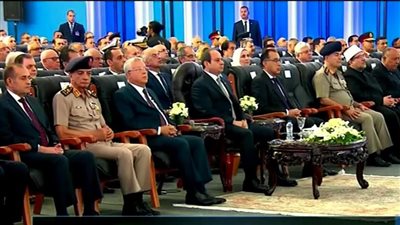 الرئيس السيسي يشاهد فيلمًا تسجيليًا عن مجمع هاير العملاق في العاشر من رمضان