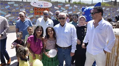 محافظ بورسعيد يشارك المواطنين الاحتفال بأعياد الربيع على الشاطئ