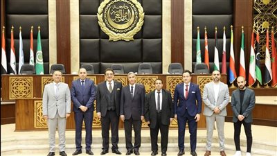 رئيس الجامعة الأمريكية في الإمارات يزور الأكاديمية العربية لبحث التعاون المشترك       