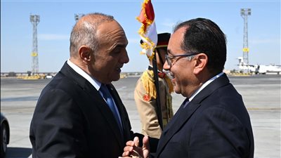 رئيس الوزراء يستقبلُ نظيره الأردني بمطار القاهرة الدولي