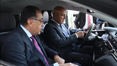 رئيس الوزراء يتفقد سيارات 