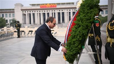 الرئيس السيسي يزور النصب التذكارى للجندى المجهول بميدان 